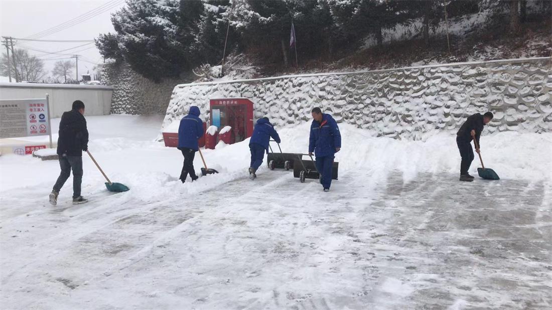 3.加油站清理站內(nèi)積雪.jpg
