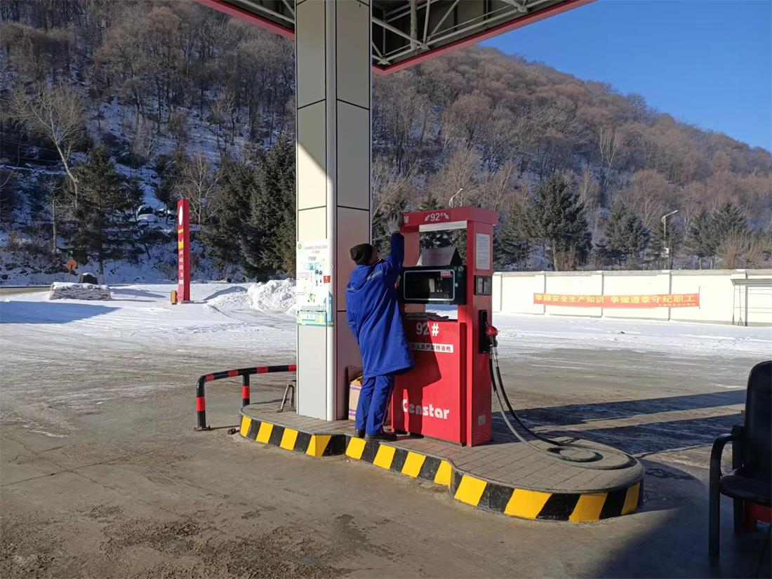 10.加油員清理加油機(jī)灰塵.jpg